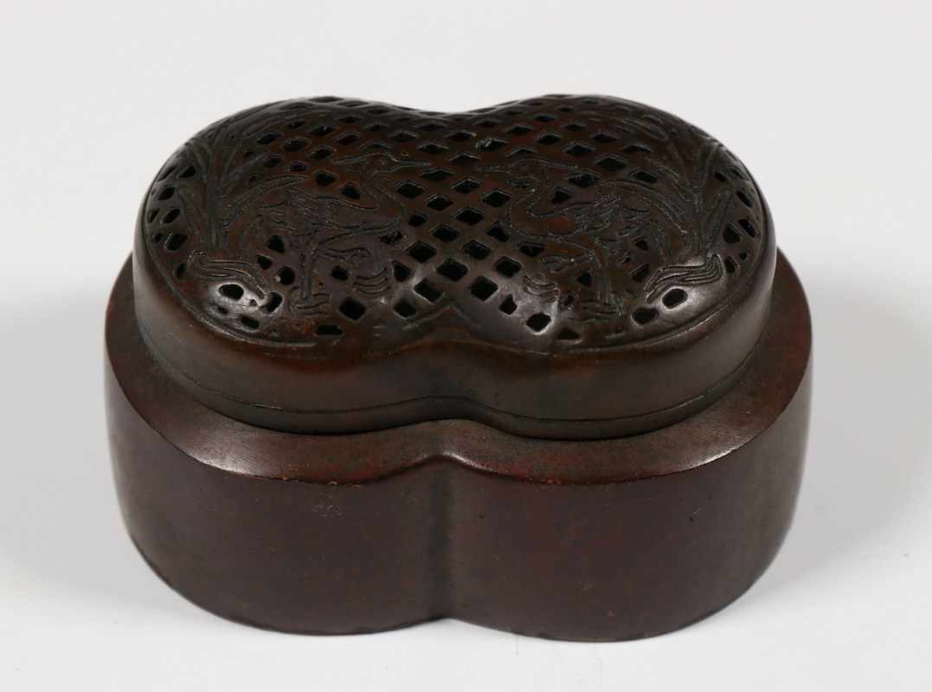 China, bronzen handwarmer of wierookbrander, 19e eeuw,het ajour deksel met twee vogels. Gemerkt