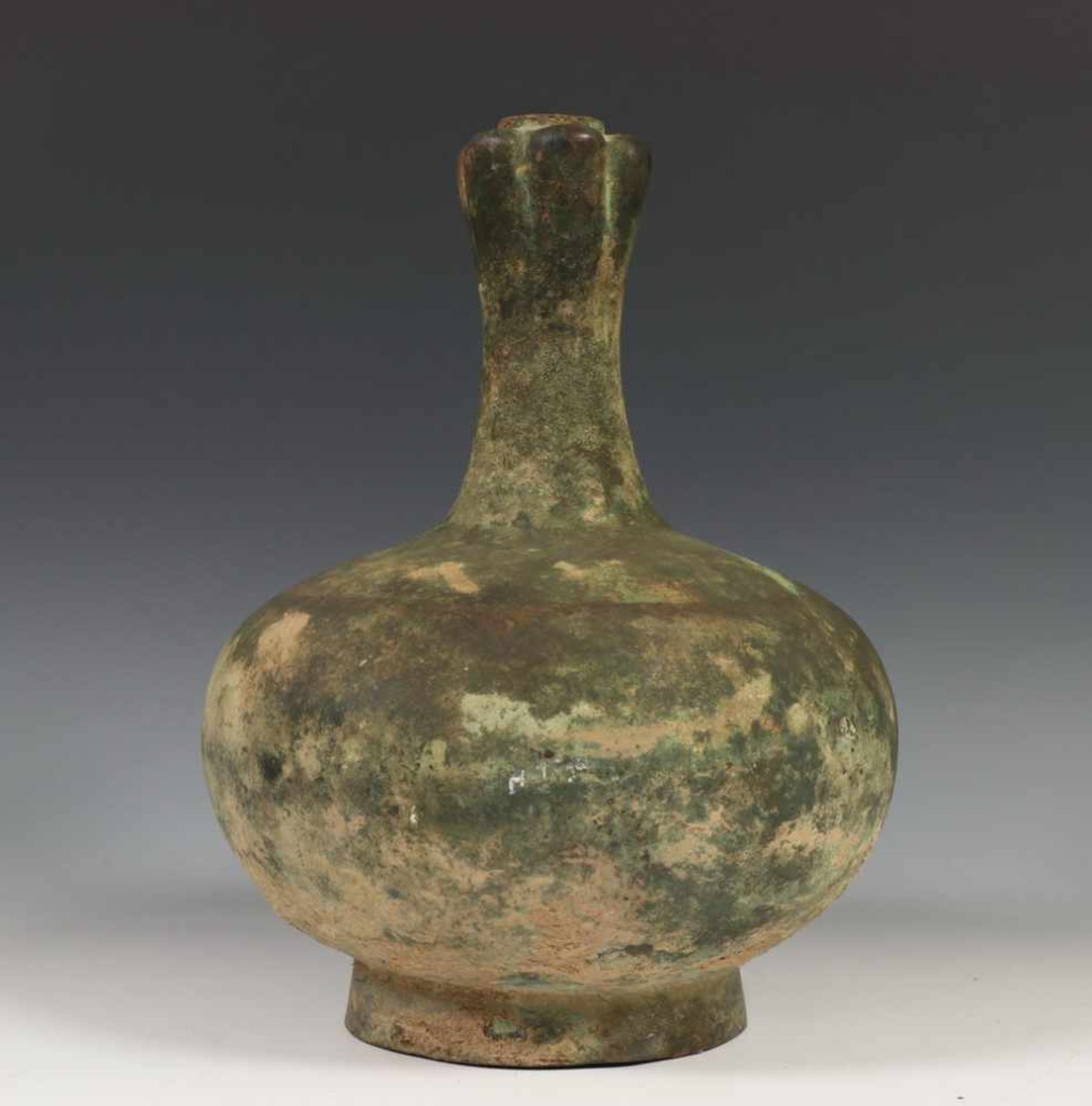 China, antiek bronzen 'garlic head' ofwel 'suantouping' vaas in Han ofwel archaische stijl,met groen - Image 2 of 3