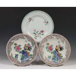 China, famille rose bord, 18e eeuw en paar borden, 19e eeuw,met decor van bloemboeket/kemphanen;