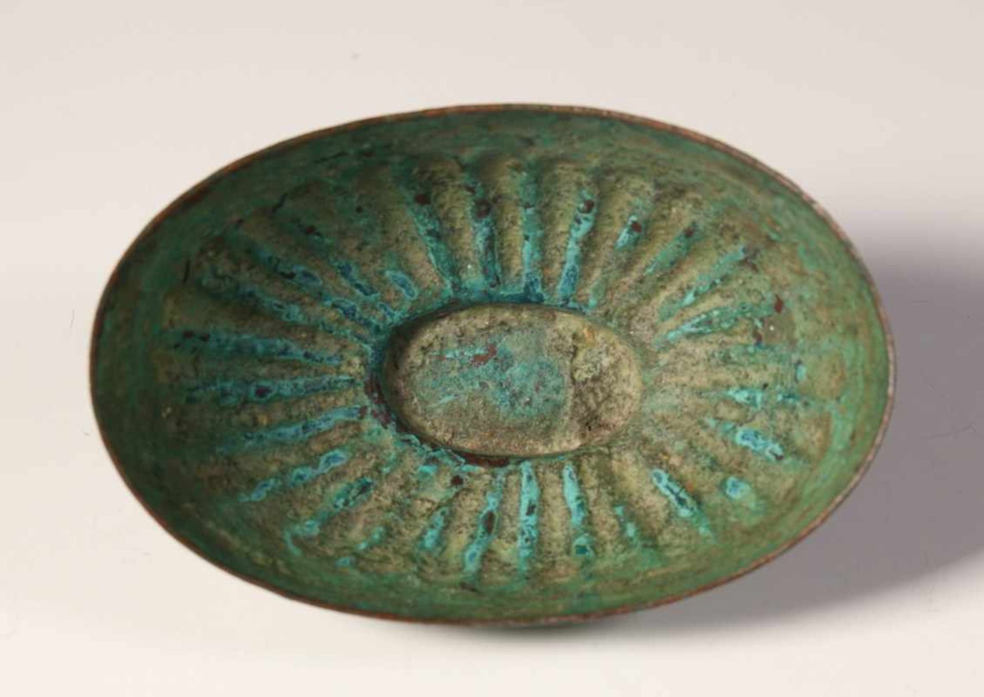 Perzie, antiek bronzen gelobd schaaltjemet groen-bruin patina.; l. 9 cm.; [1]80 - Bild 4 aus 5