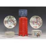 Zes stuks porselein, deels Qing dynastie,w.o. zeepdoosje, 19e eeuw; h. 5-19 cm.; 6200