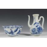 China, blauw-wit porseleinen klapmutskom en ovale theepot, Kangxi.De kom met fijn geschilderd