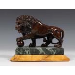 Bruin gepatineerd bronzen sculptuur, 19e/20e eeuw;'Medici leeuw', de linker poot staande op bal,