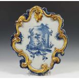 Delft, blauw-wit aardewerk plaquette, 18e eeuw,met decor van figuren bij ruïne, de gecontourneerde