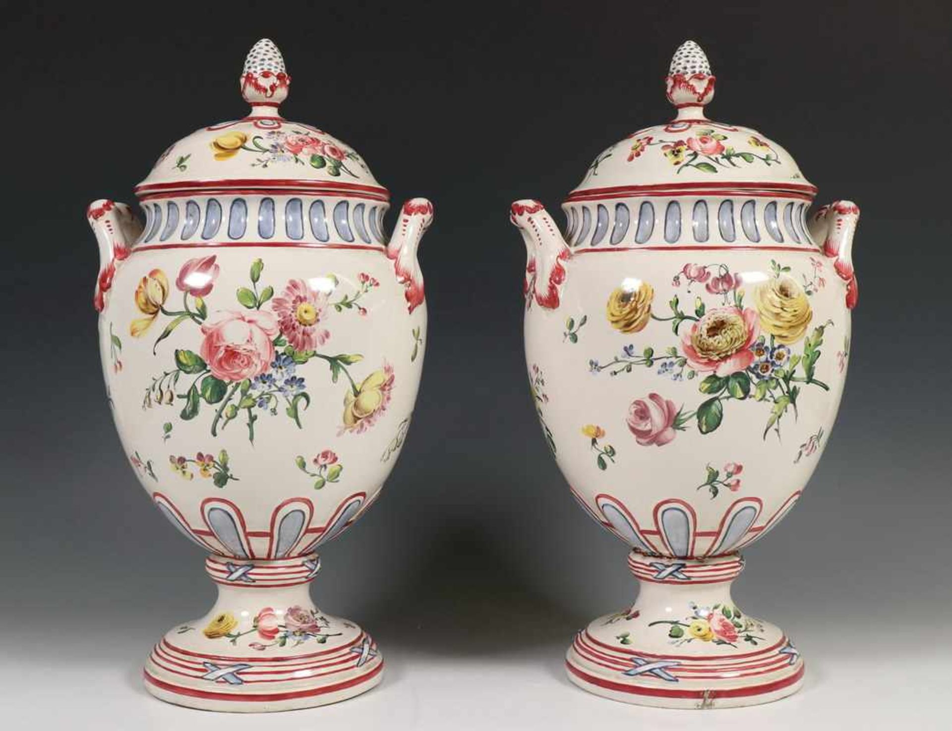 Frankrijk, paar majolica dekselvazen, 19e eeuw,met fraai geschilderd decor van tulpen en rozen. - Image 2 of 3