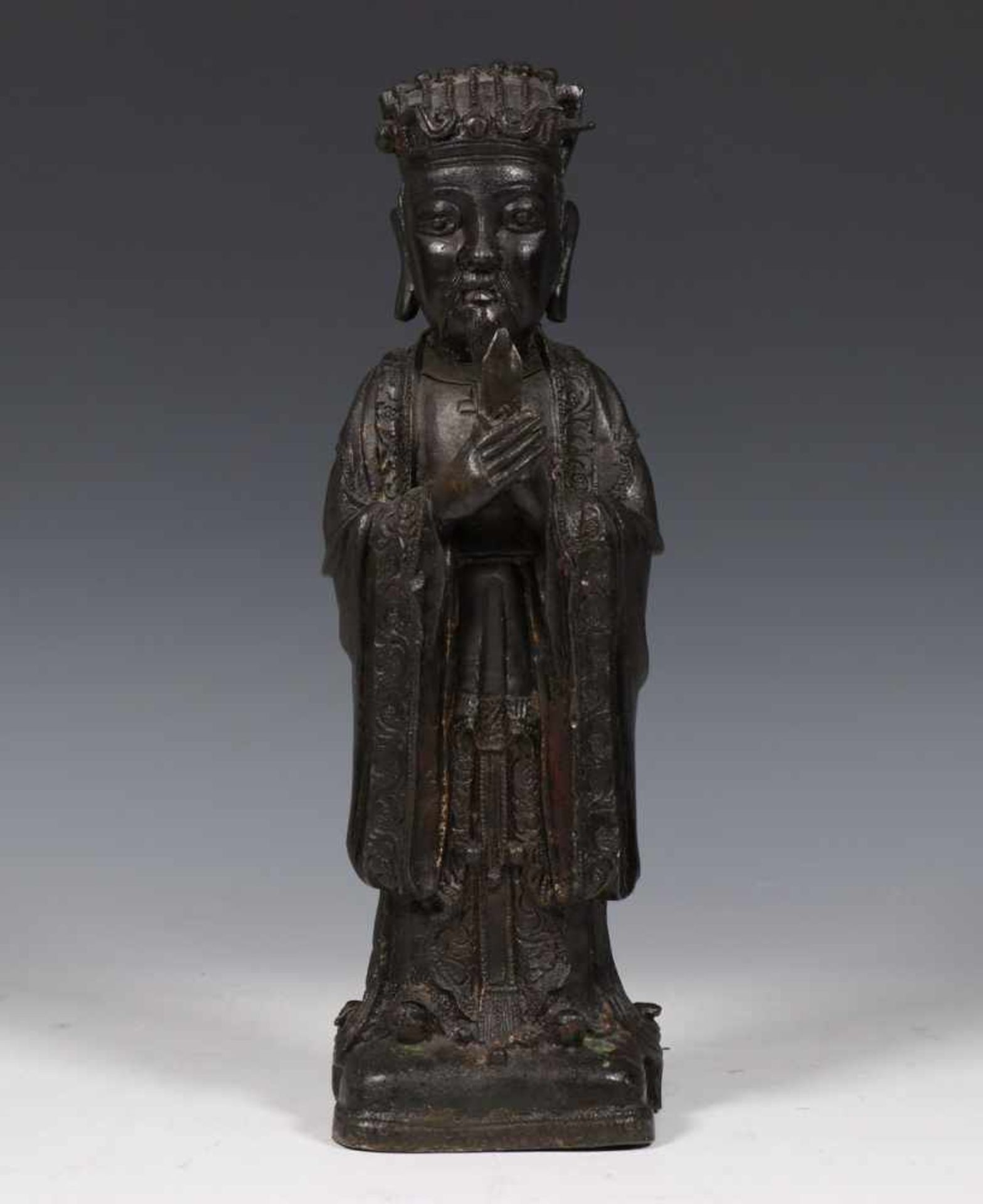 China, zwart gepatineerd bronzen sculptuur, Ming periode;Taoistische onsterfelijke met scepter in de