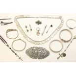 Diverse zilveren en onedele sieradenw.o. stijve armbanden, dubbeltjescollier, etc.; zkj50