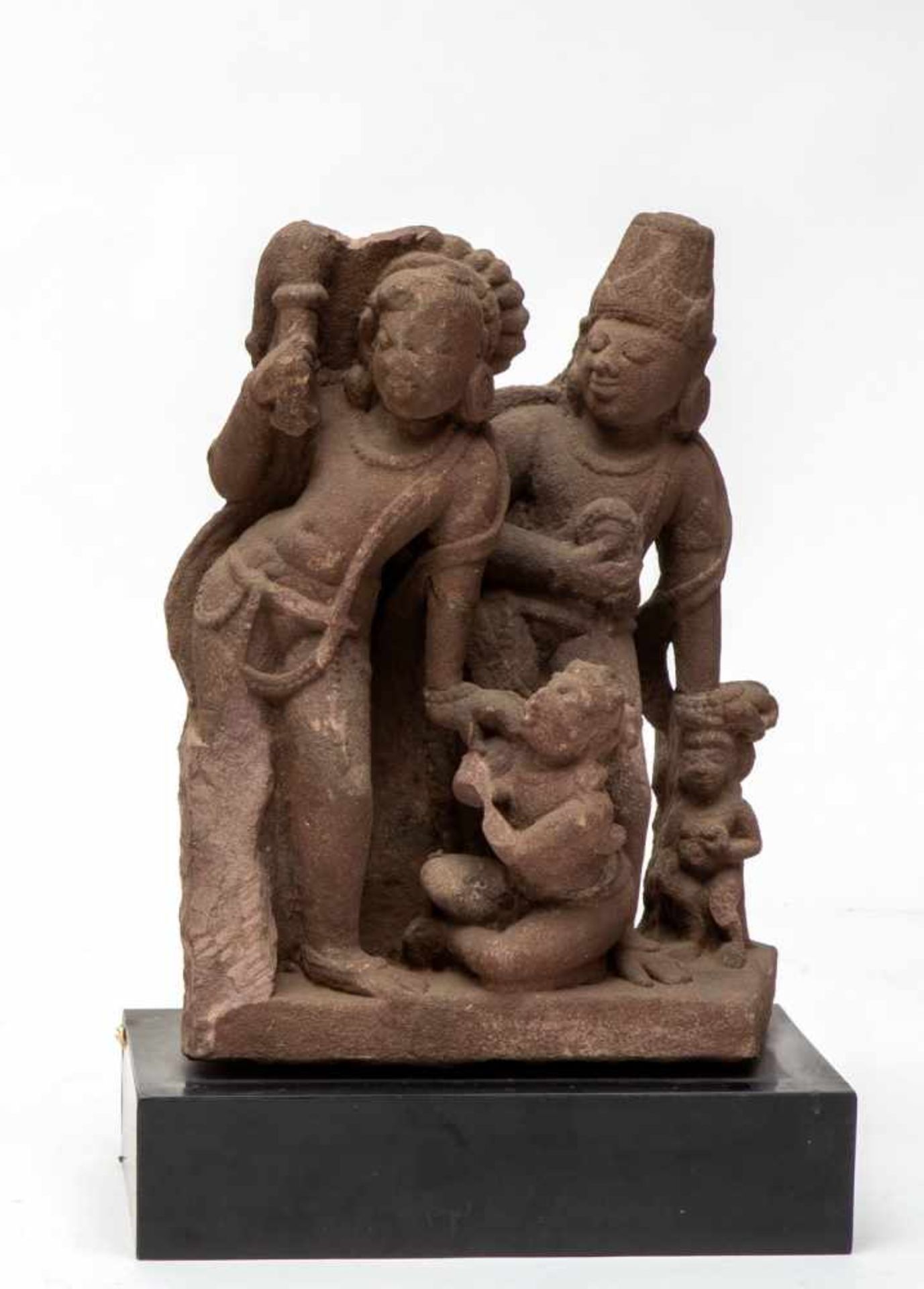 India, antiek rood zandstenen beelden groep, mogelijk 12e-13e eeuw;staande man en vrouwfiguur met