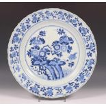 China, blauw-wit porseleinen schotel, Kangxi,met gecontourneerde rand en decor van rotsformatie.