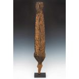 Papua Barat, Kamoro, ceremonial board, yamate, early 20th century.showing a line pattern in low
