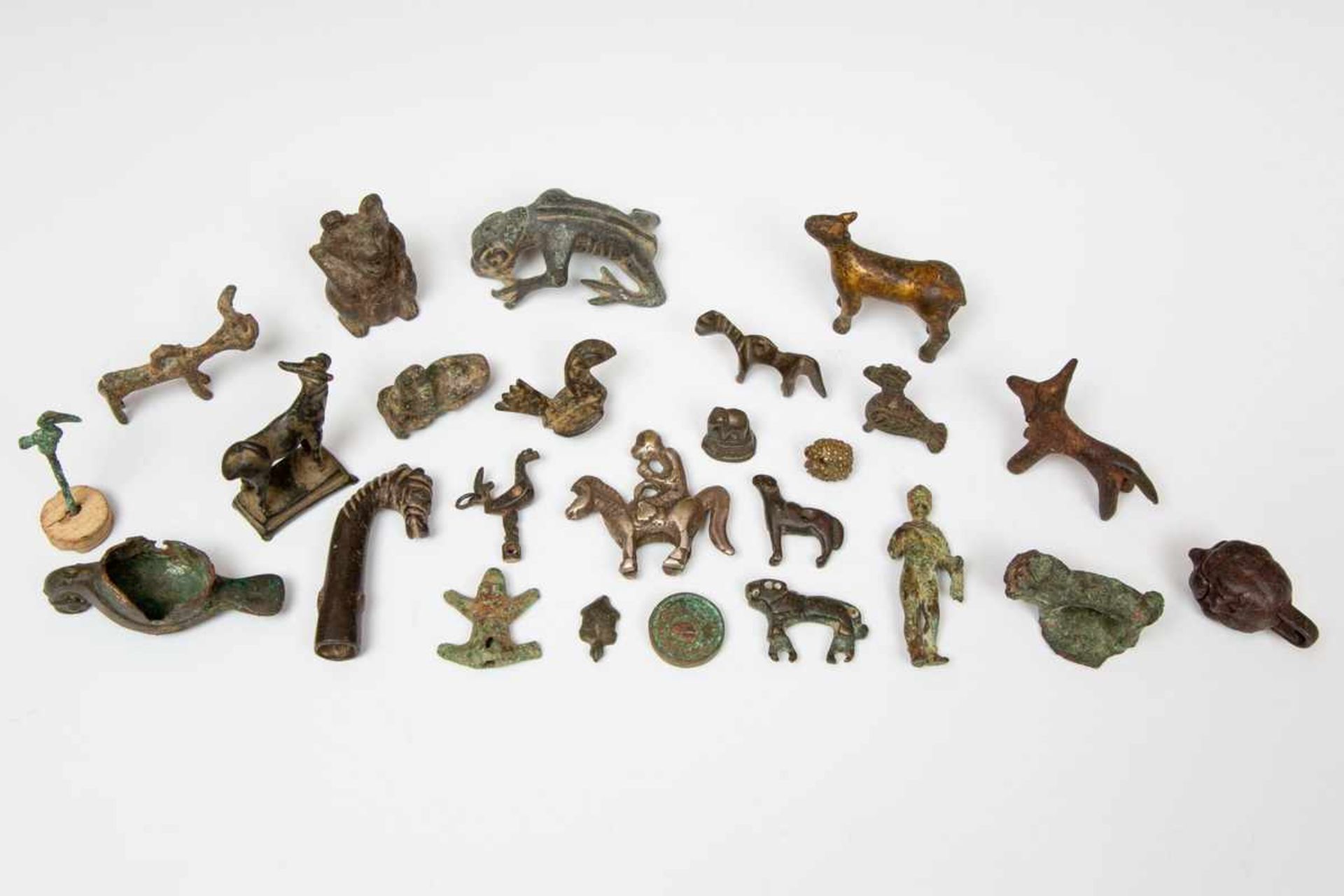 Diverse antieke bronzen objecten en fragmentenHerkomst: Collectie Cserno, Amsterdam; zkj200