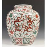 China, porseleinen pot in Ming stijl,met ijzerrood en verte decor van vier madaillons waarin twee