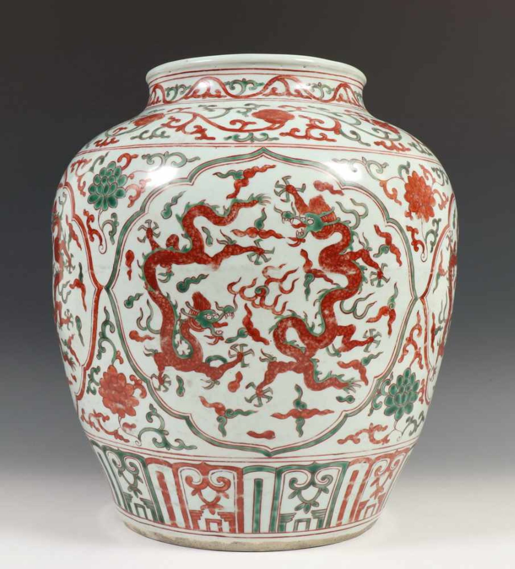 China, porseleinen pot in Ming stijl,met ijzerrood en verte decor van vier madaillons waarin twee