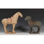 Terracotta 'Tang stijl' paard en raml. 35 en 37 cm.; 220