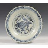 China, blauw wit porseleinen schoteltje, Ming dynastie,met gekartelde rand, decor van kylin,