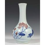 China, blauw-wit porseleinen puntvaasmet decor van lotussen en rode details. Gemerkt Kangxi; h. 23