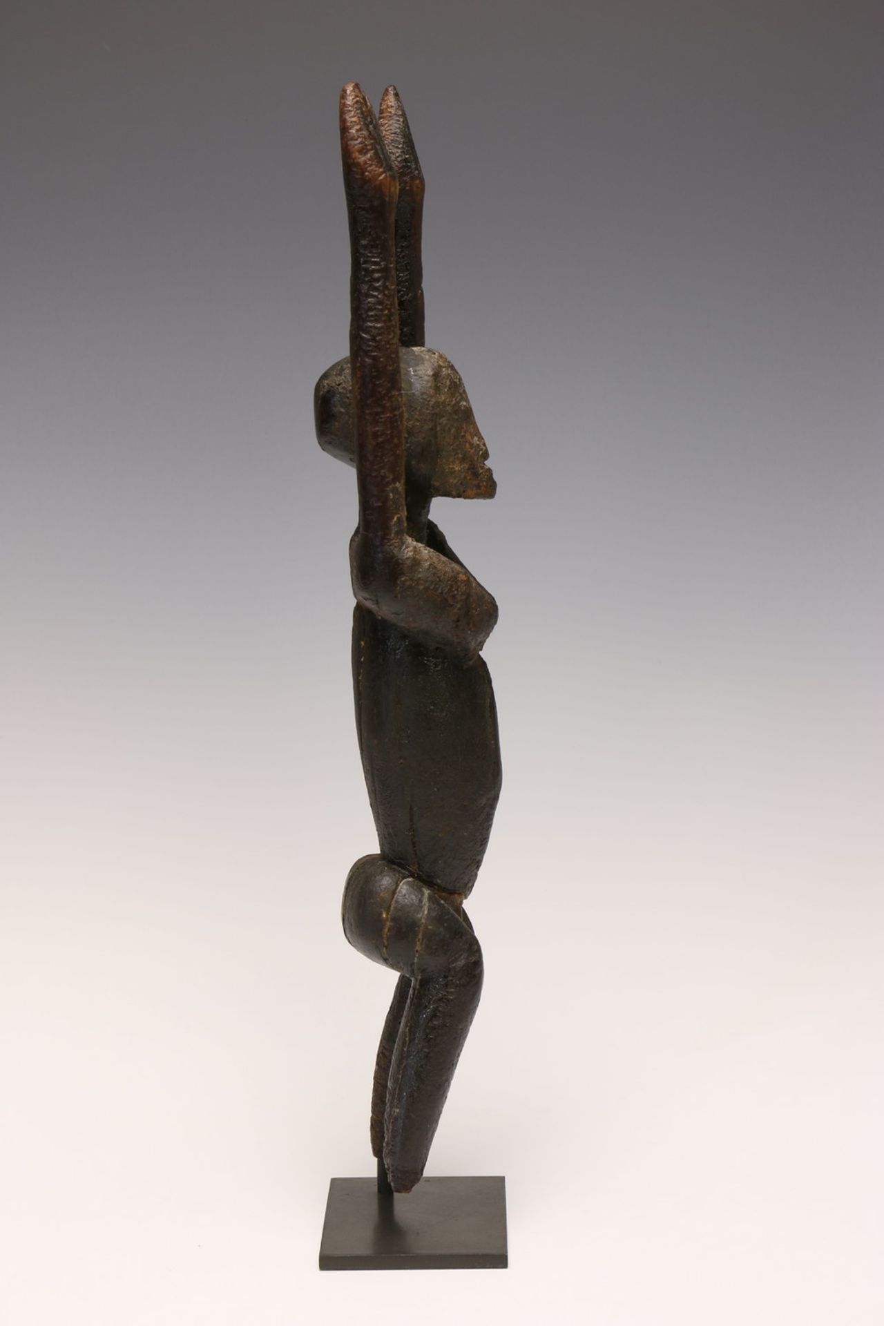 Dogon, standing antropomorphic figure,with raised arms and dark oily patina. Provenance, Steven de - Bild 3 aus 6