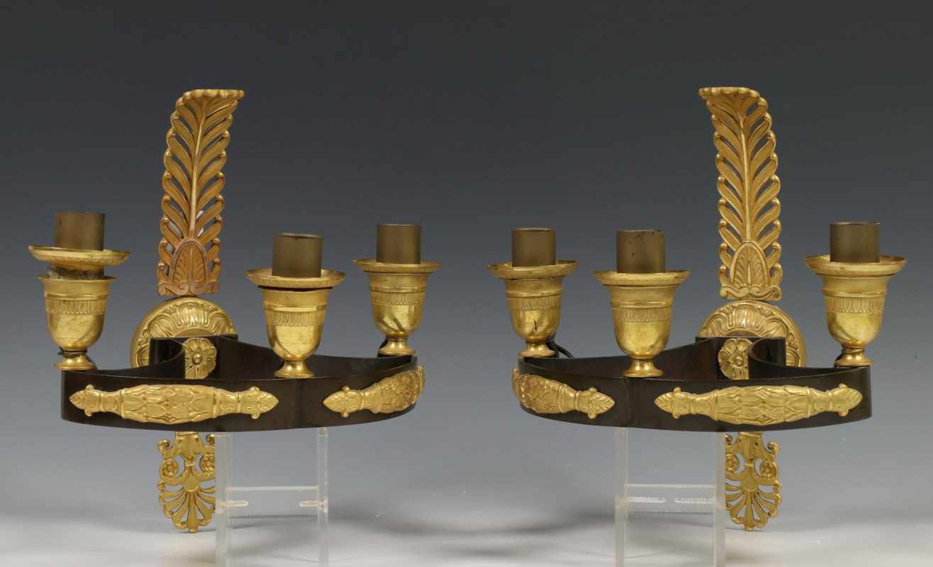 Paar bruin gepatineerd en vuurverguld bronzen wandappliques in Empire stijl, 19e eeuw,boogvormig met