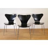 Arne Jacobsen, set van drie zwart gelakte mutiplex stoelen, Series 7, Model No. 3107 ('