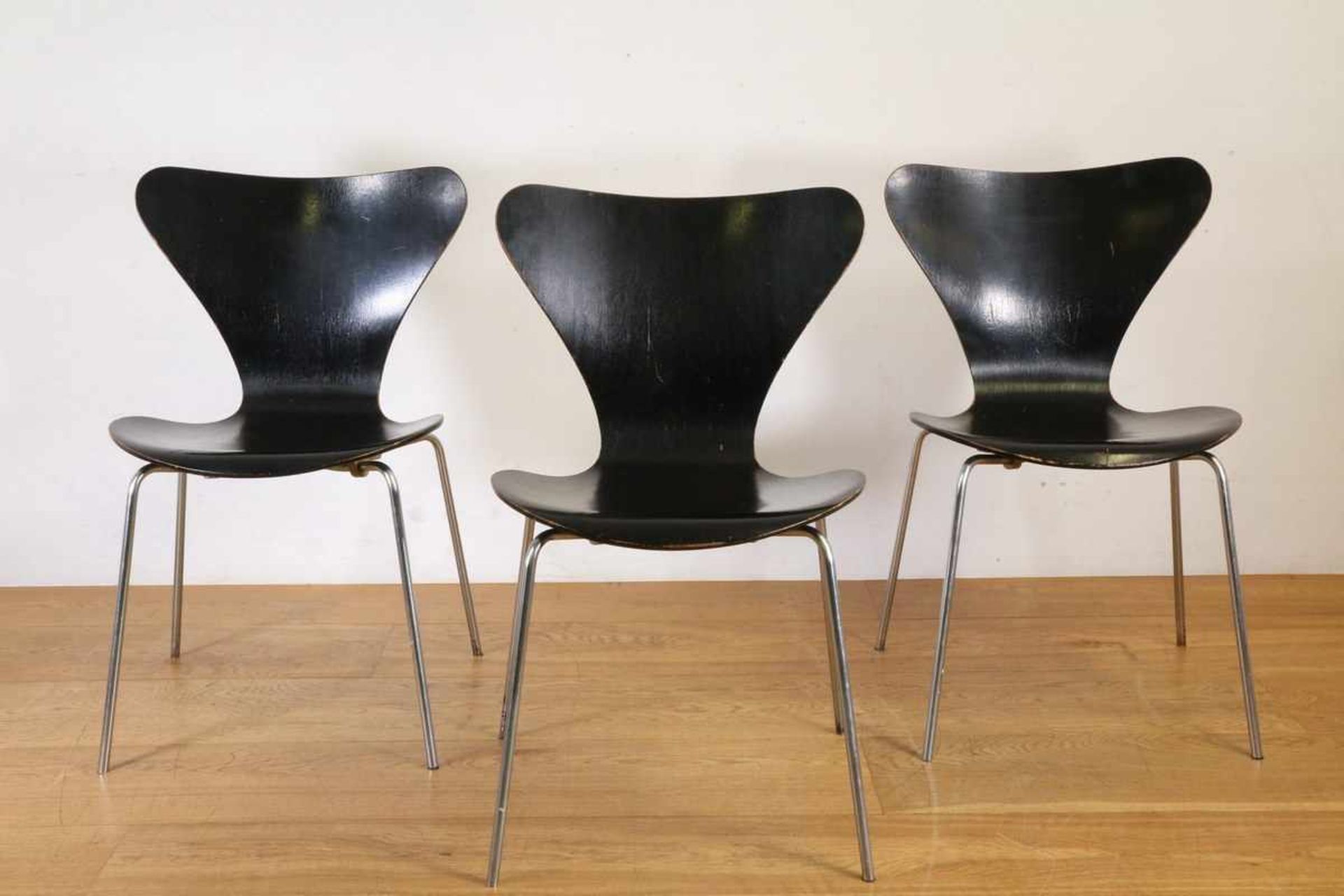 Arne Jacobsen, set van drie zwart gelakte mutiplex stoelen, Series 7, Model No. 3107 ('