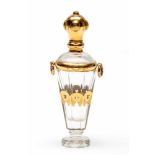 Kristallen parfumflacon, 19e eeuw,met 14krt. gouden montuur (kleine beschadigingen). Op glazen voet;