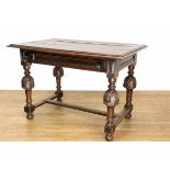 Eikenhouten tafel in Renaissance-stijl, 18e eeuw,met één lade. Op vier, door H-regel verbonden,