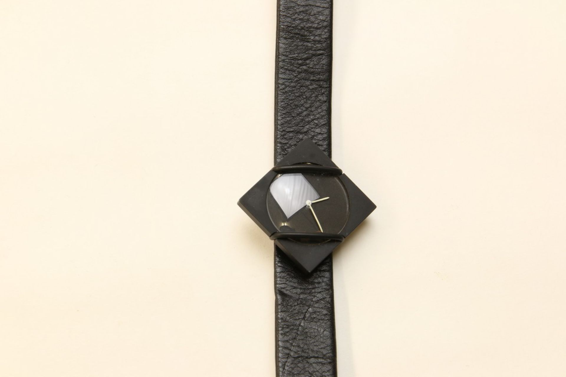 Peggy Bannenberg, polshorloge, quartzbijna geheel zwart, met speciale sluiting. In etui; 2120 - Bild 2 aus 2