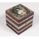 schildpad doos met flacon en miniatuurKristallen parfumflacon in vierkante schildpad doos, 19e