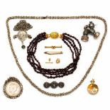 Diverse gouden en onedele sieradenw.o. glasgranaten collier aan gouden sluiting, staafbroches,