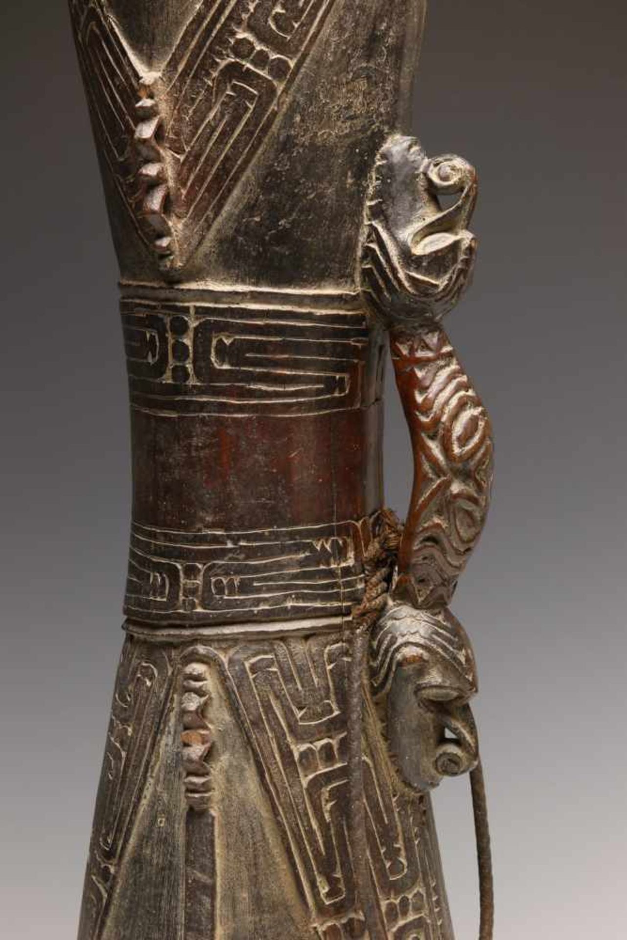 PNG, Lower Sepik, hourglass-shaped drum, the handle on both sides decoratedwith an anthropomorphic