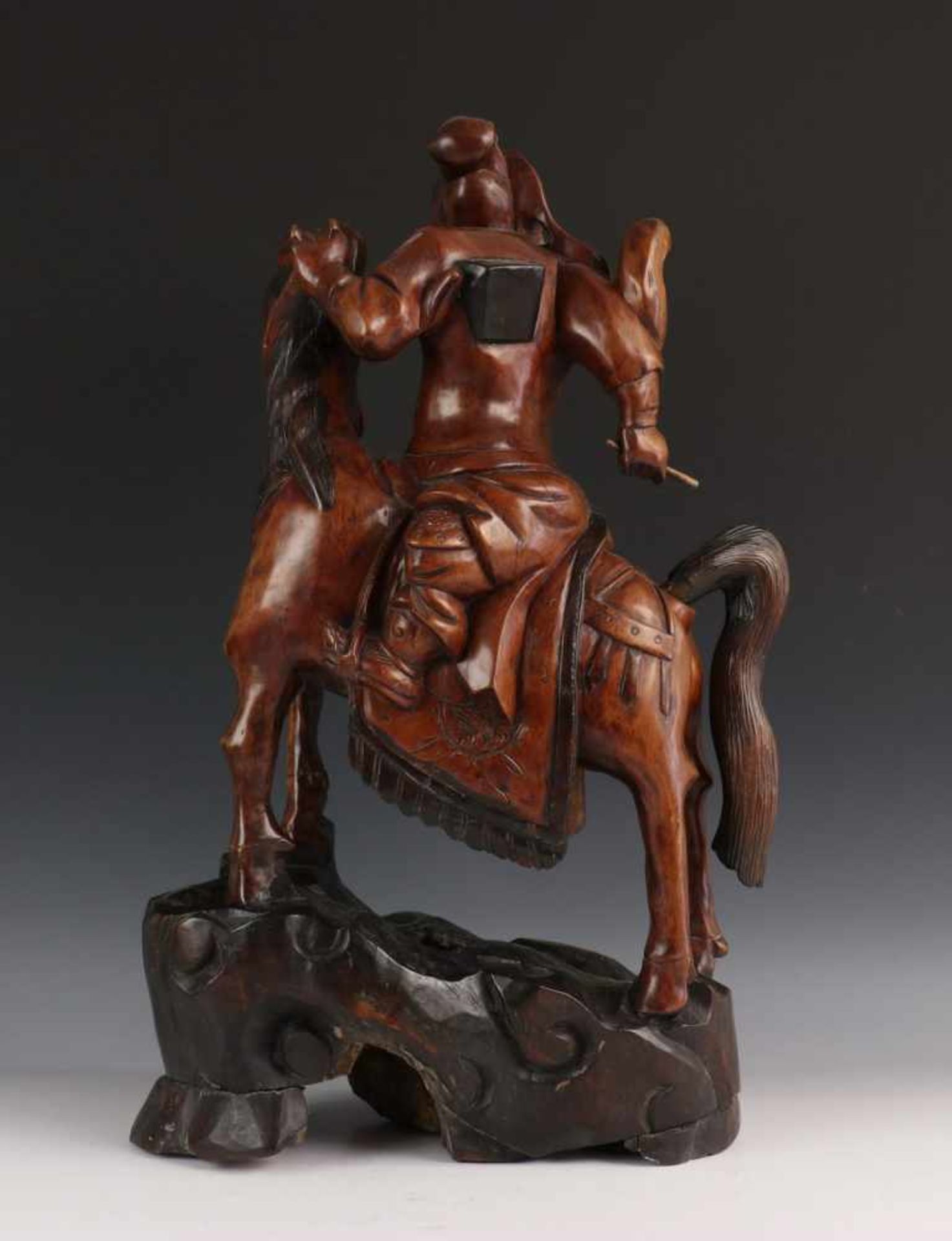 China, gestoken houten beeld van Mongoolse krijger te paard, ca. 1900;man met vaandel in een hand, - Image 3 of 6