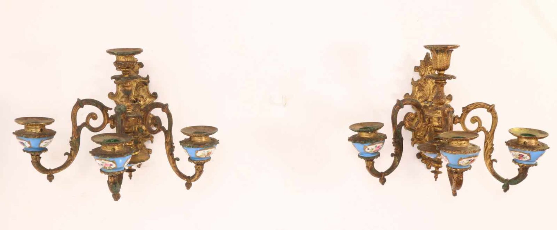 Frankrijk, verguld bronzen twaalflichts kaarsenkroon en twee vierlichts wandlusters, met porselein - Image 5 of 5