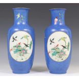 China, paar porseleinen vazen, Republiek,met bovenglazuur blauw fond waarin medaillon met famille