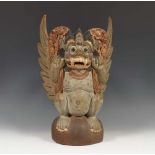 Indonesie, polychroom houten Garudaéén vleugel los; h. 36 cm.; 130