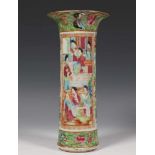 China, Kanton, porseleinen stelvaas, Qing dynastie, 19e eeuwmet decor van figuren in vakwerk; h.