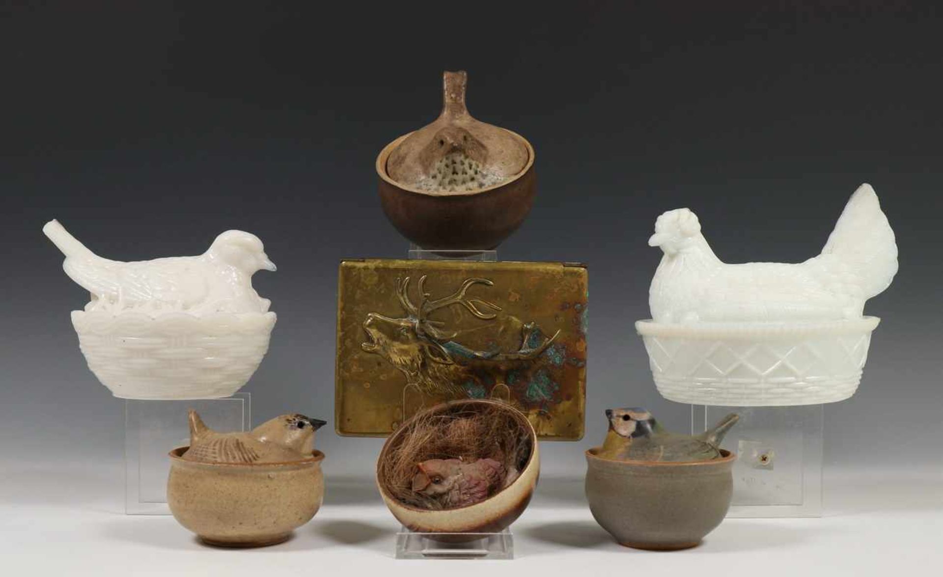 Vier aardewerk en twee persglazen schaaltjes in vorm van vogelsHierbij een glazen bonbonschaal met