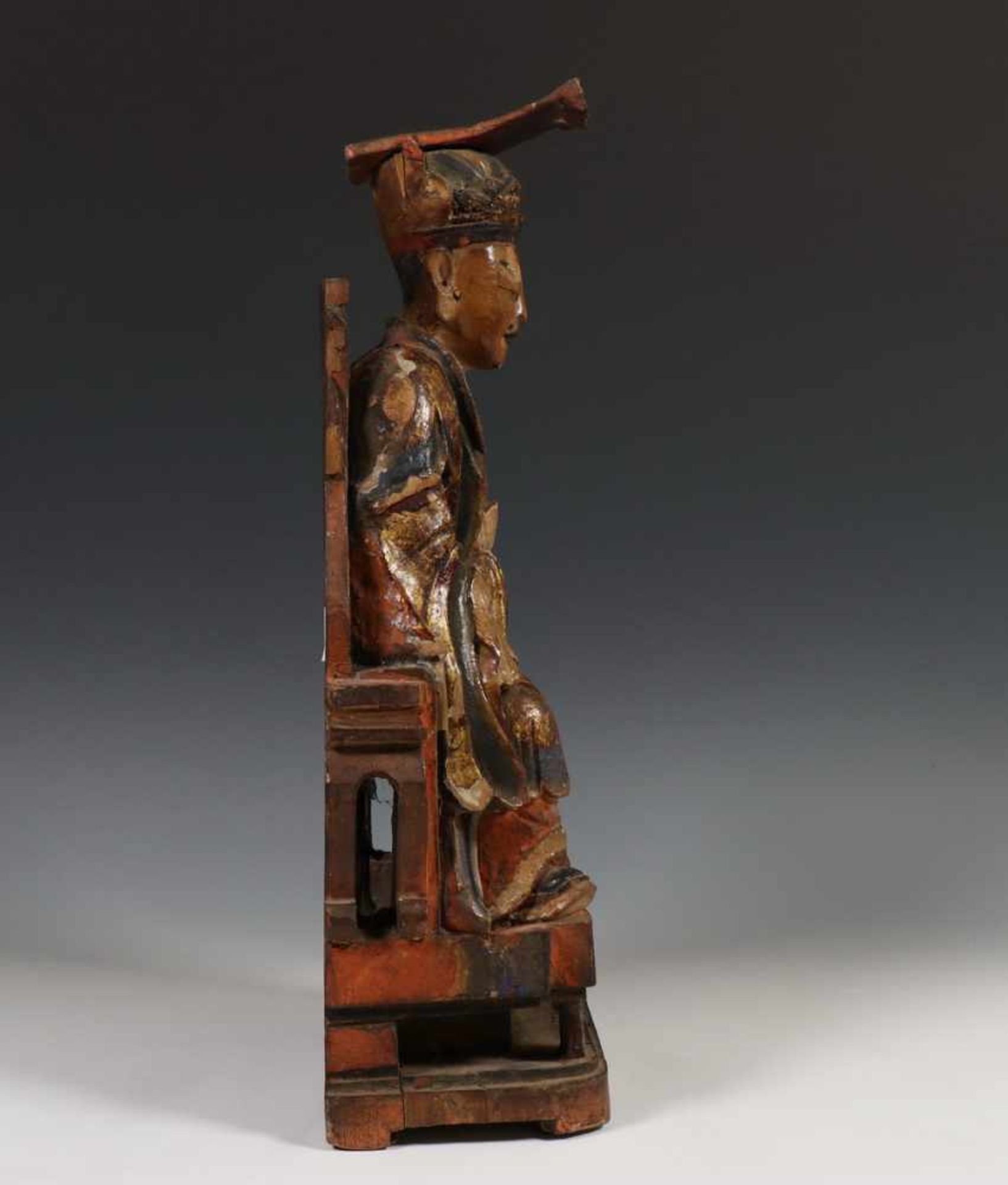 China, gestoken en polychroom houten sculptuur, 18e/19e eeuw;Hoogwaardigheidsbekleder op zetel met - Bild 4 aus 6
