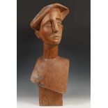 Leo Braat (1908-1982), houten sculptuur;'Kop met hoed'. Met oude collectie nummers en stikkers o.