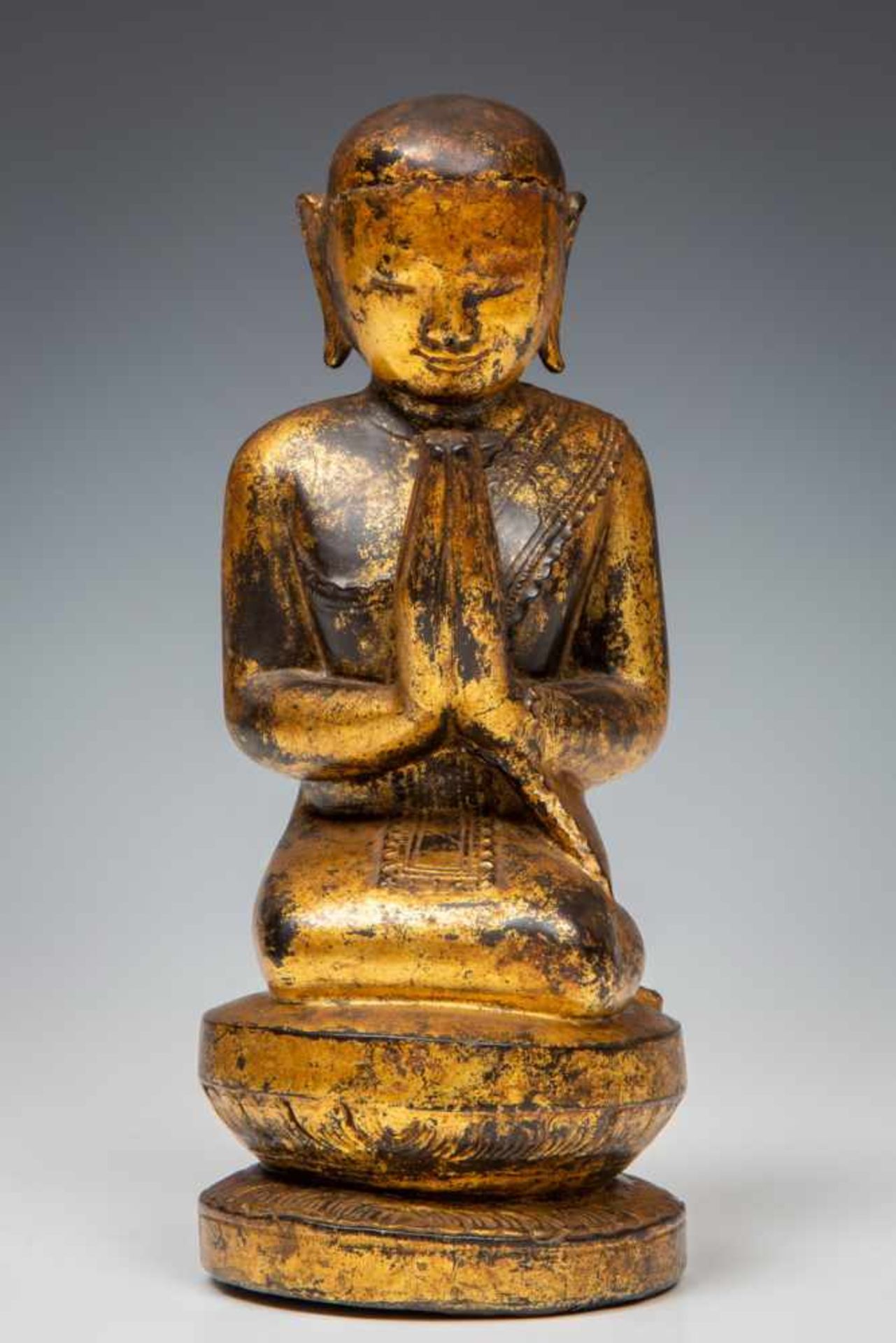 Birma, houten gezeten addorant, ca. 1900met handen voor de borst.; h. 22 cm.; ; Herkomst: