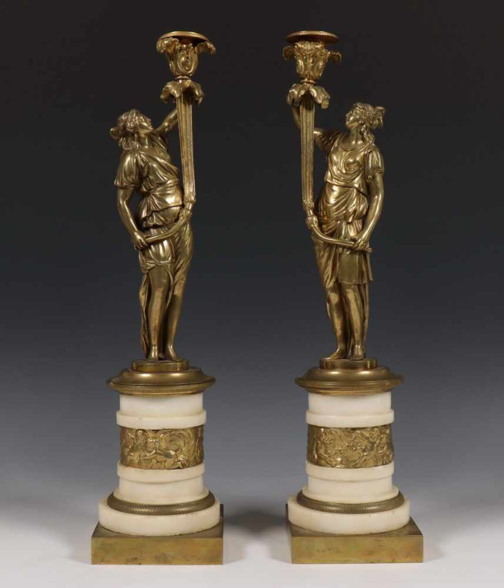 Frankrijk, paar bronzen kandelaars in Louis XVI stijl, 19e eeuw,de stam in vorm van vrouwfiguur