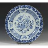 China, blauw-wit porseleinen diepe schotel, Qianlong,met decor van gans, waterplanten en