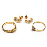Twee 14krt. gouden ringen en een paar oorstekersalle gezet met kleine diamanten; Bruto 6,8 gr.