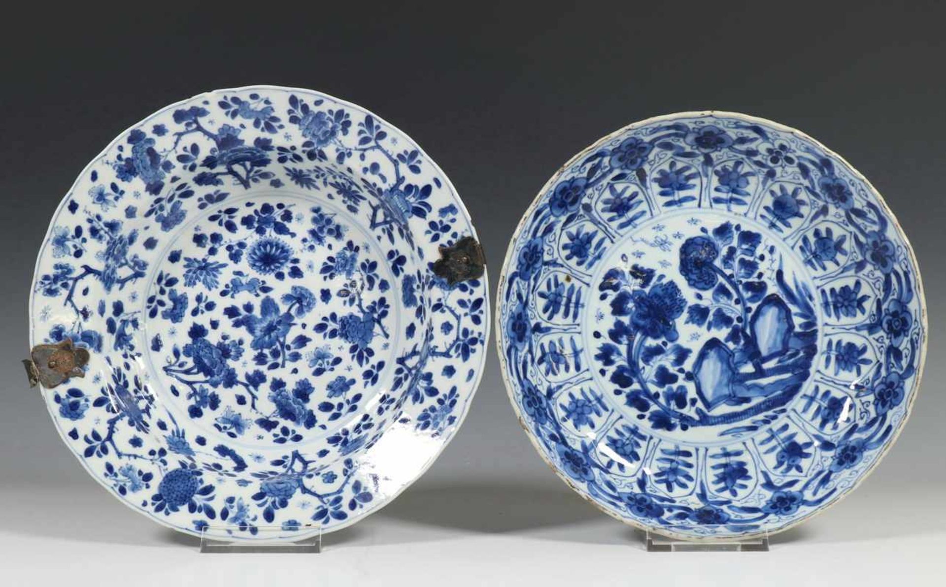 China, twee blauw-wit porseleinen borden en twee kommen, Kangxi,één bord met zilveren montering ( - Bild 2 aus 5