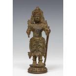 India, Kerala, bronzen sculptuur van staande Rama, 19e eeuw; h 15,7 cm; Herkomst: Collectie