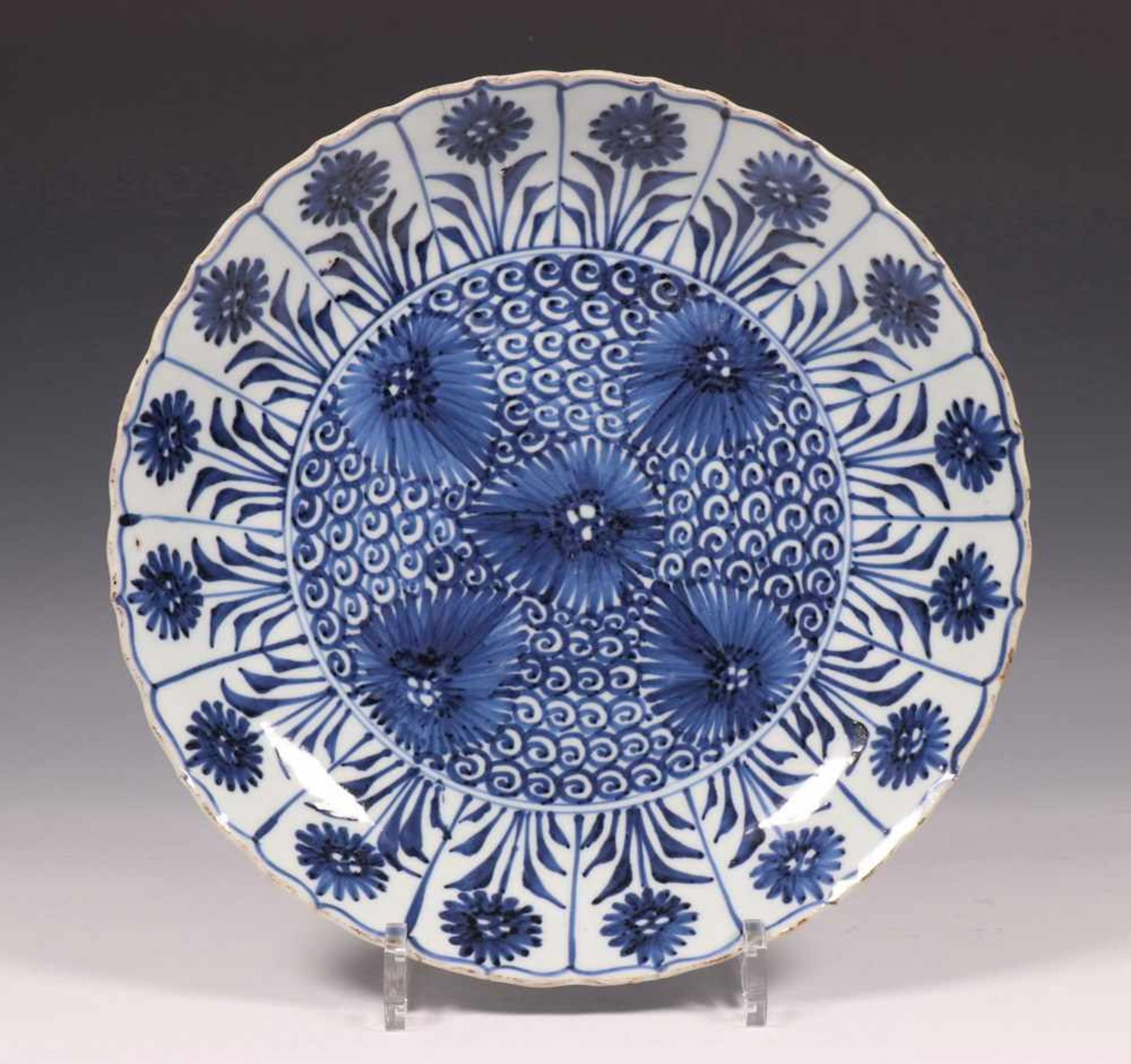 China, blauw-wit porseleinen schotel en drie borden, Kangxi,met decor van zeeegel en asters in - Bild 4 aus 7