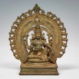 India, Kerala, bronzen sculptuur van zittende Vishnu, 16e eeuw; h 7,8 cm; Herkomst: Collectie