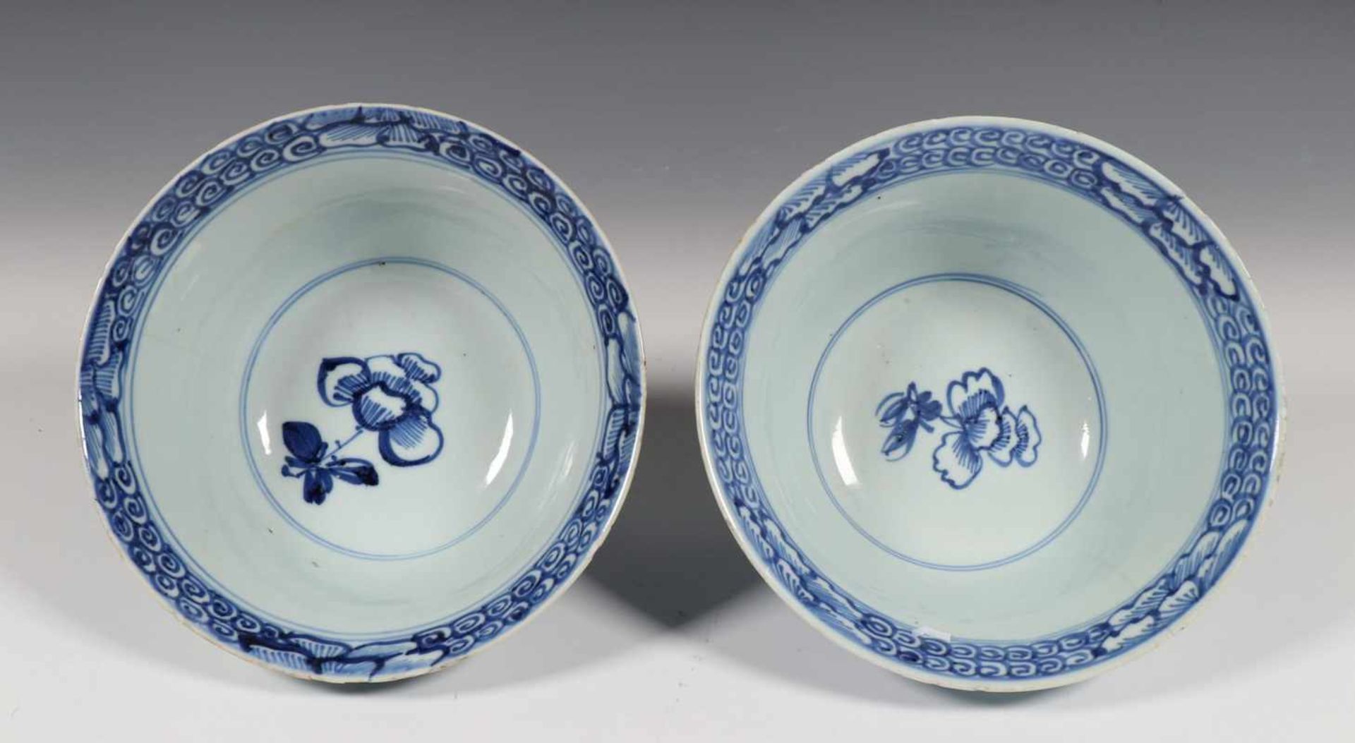 China, twee blauw-wit porseleinen kommen, Kangxi,met decor van pioenroos en vlinders. Gemerkt met - Bild 4 aus 4