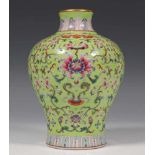 China, Kanton, porseleinen vaas, mogelijk laat Qing dynastiemet decor van bloesem op lichtgroen