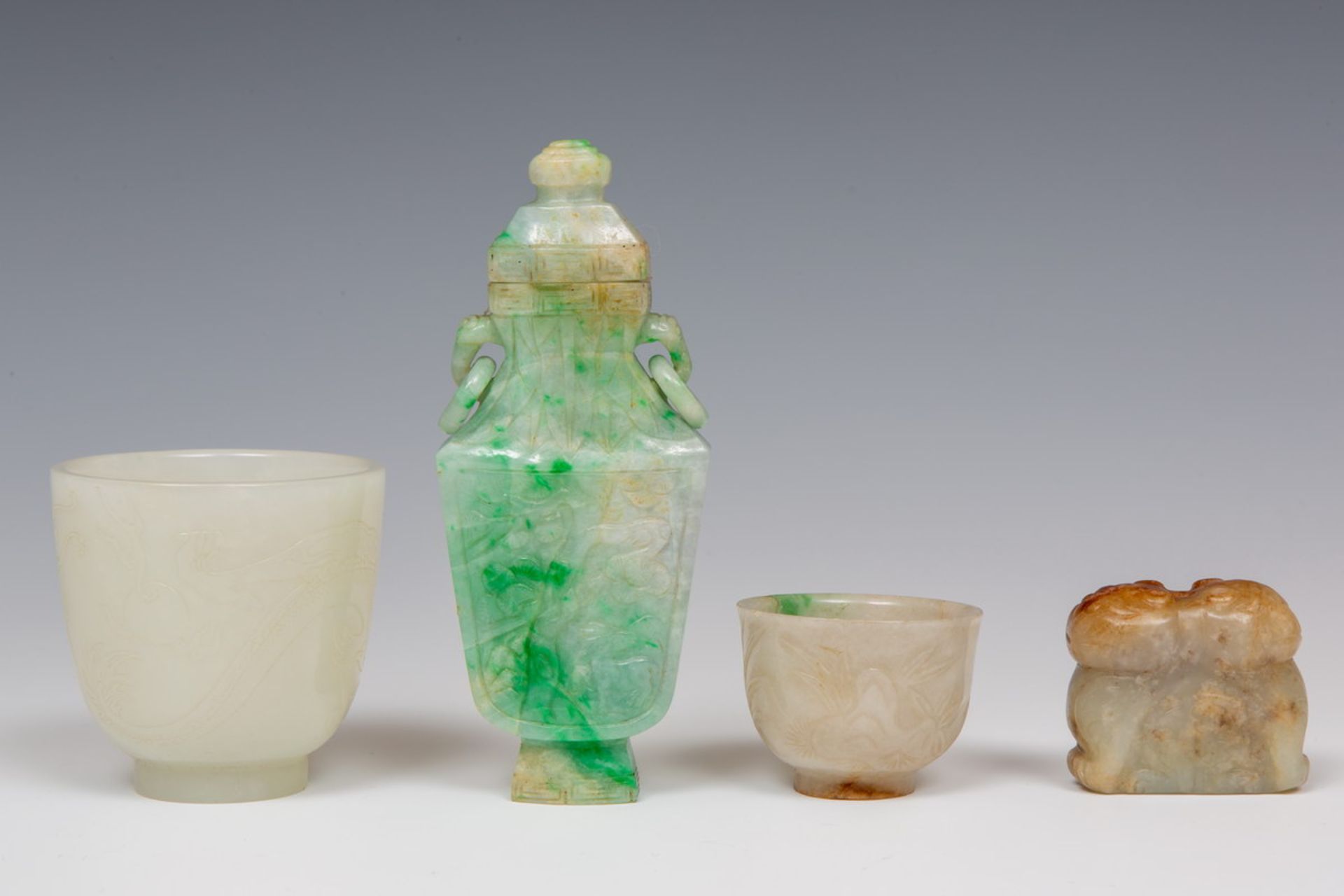 China, vier nefriet objecten, 19e-20ste eeuw;twee cups met reliëf, de grootste met voorstelling