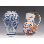 Duitsland, blauw wit en rood aardewerk klepkan, begin 18e eeuw,met Imari Chinoiserie decor van